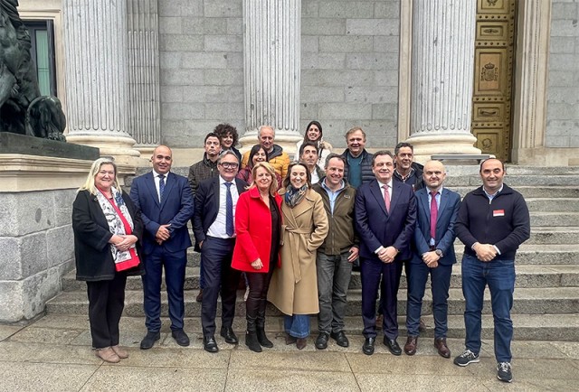 La consejera Susinos, acompañada por diputados, senadores y representantes del sector ganadero de Cantabria en el Congreso el día que se aprobó la salida del lobo del LESPRE